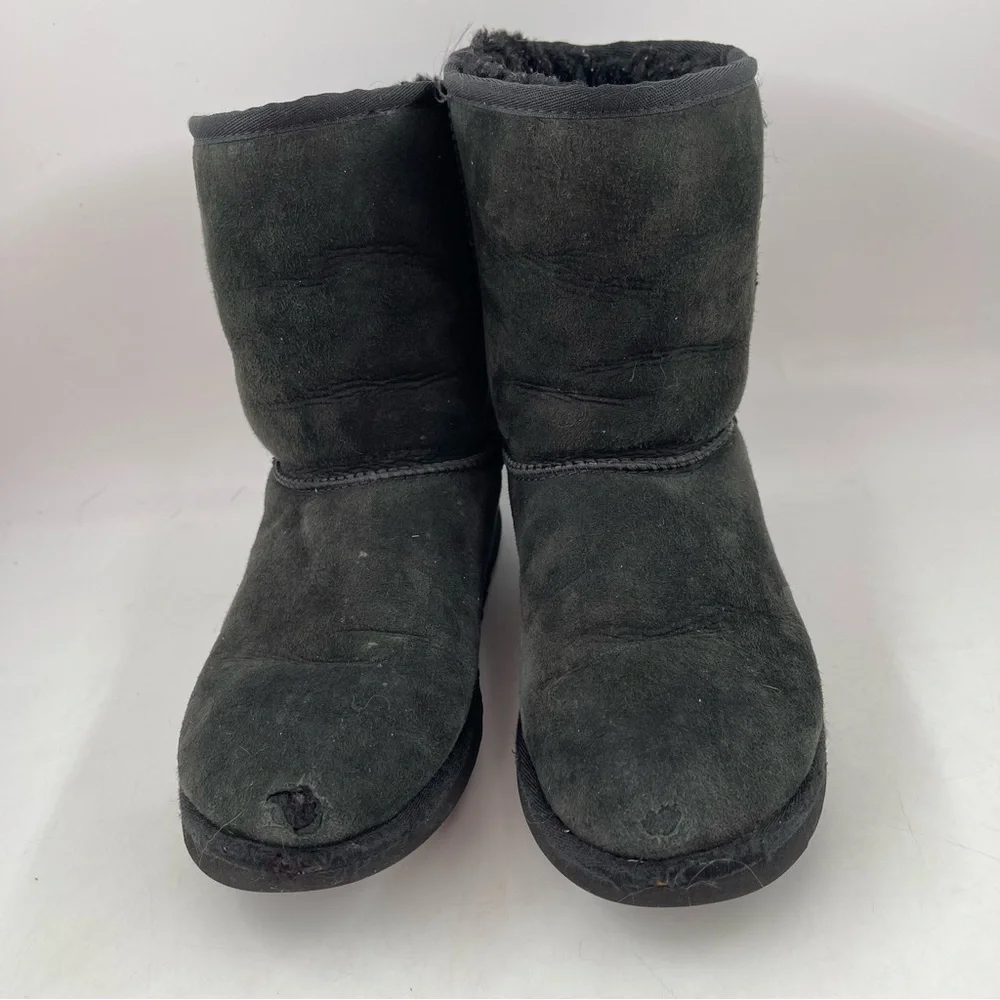 Ugg Kids Classic Short II- Size 6 Y -Black Sheepskin Winter Boots